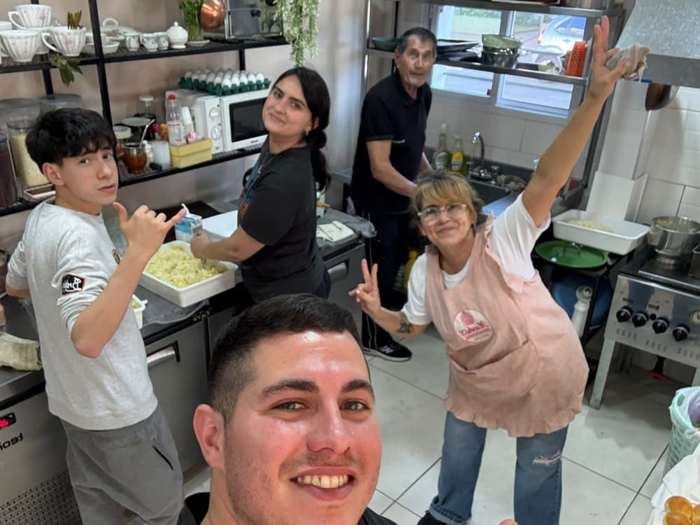 La familia de Mecha trabajando en la cocina